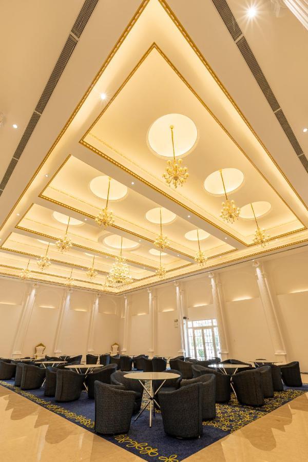 The Grand Monarch Hotel, ウッジャイン エクステリア 写真
