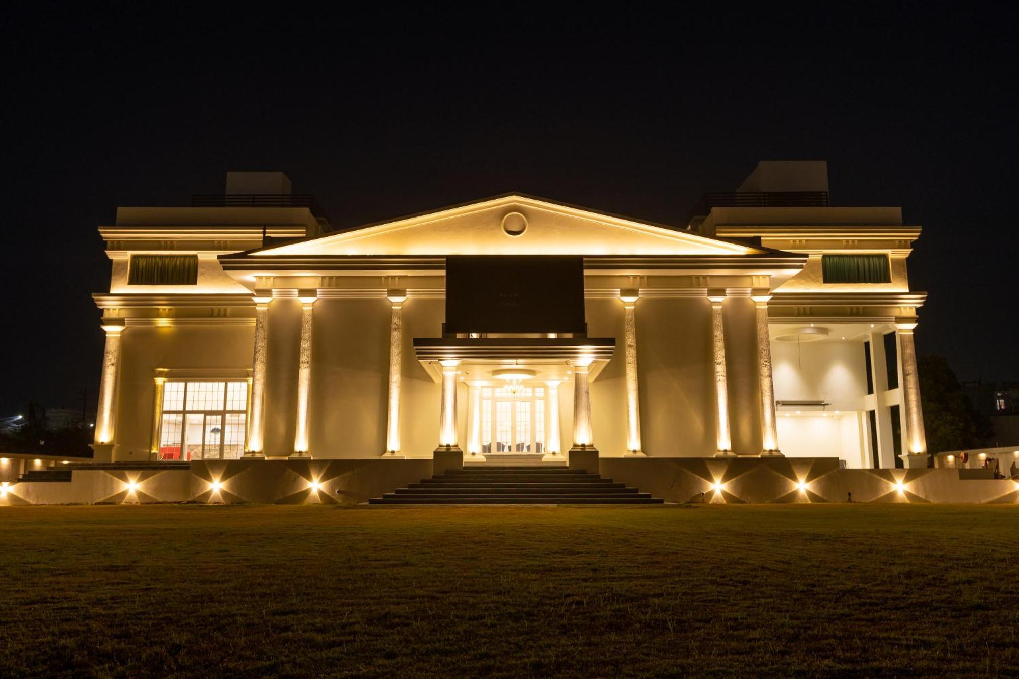 The Grand Monarch Hotel, ウッジャイン エクステリア 写真