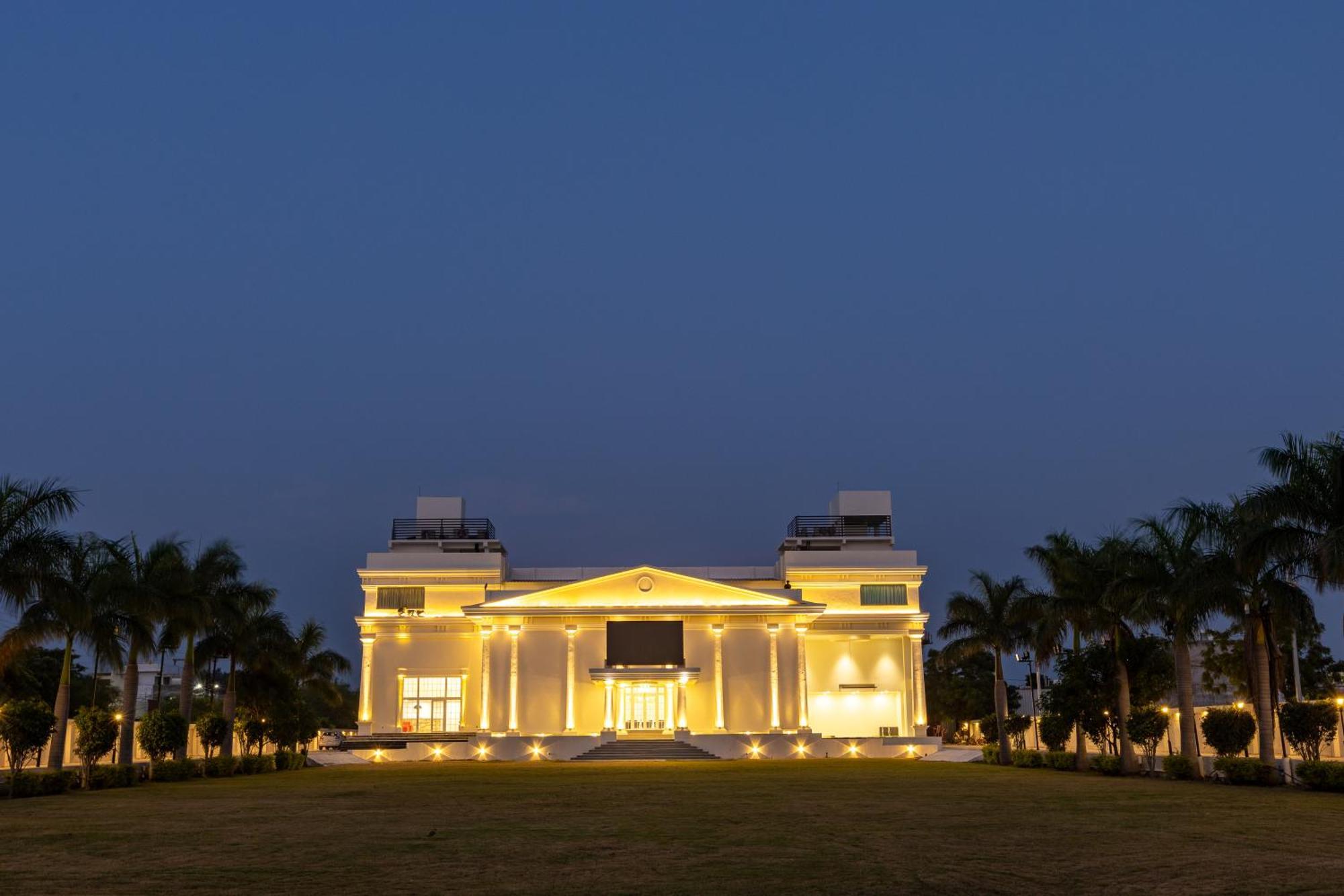 The Grand Monarch Hotel, ウッジャイン エクステリア 写真